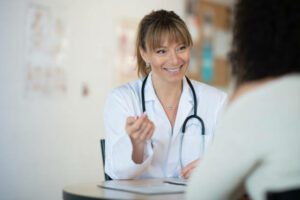 A female doctor talks to her patient about switching her medication to ensure that she can manage her symptoms better.